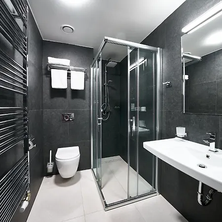 מלון Wellness Queens 4*