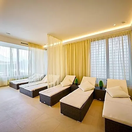 מלון Wellness Queens 4*